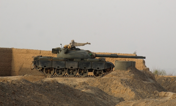 Một xe tăng quân đội Pakistan túc trực tại khu vực biên giới với Afghanistan ở thành phố Chaman hôm 27/2, sau cuộc giao tranh xuyên biên giới diễn ra trong đêm giữa hai nước. Ảnh: AFP