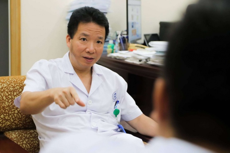 PGS.TS Trần Ngọc Sơn đã đưa kỹ thuật nội soi chỉ 1 vết mổ 2cm lên ngang tầm thế giới. Ảnh: Gia Khiêm