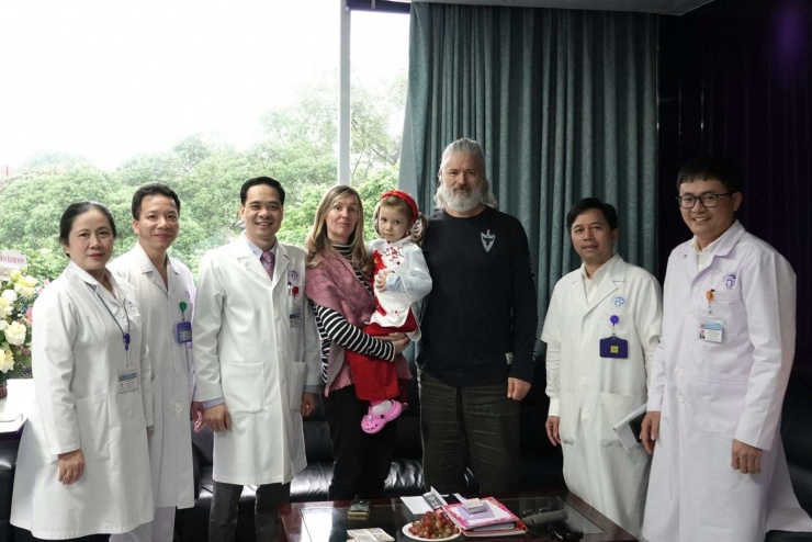 Gia đình bệnh nhi người Úc cùng các bác sĩ trong ngày ra viện. Ảnh: BVCC