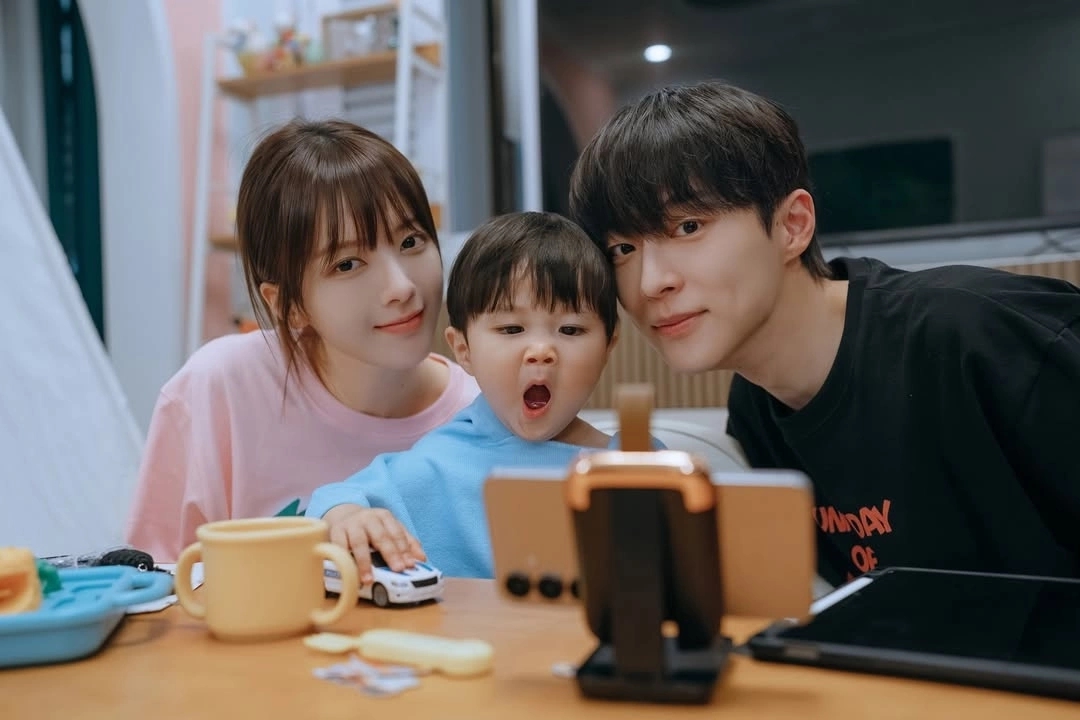 Sao lại có phim Hàn đáng yêu thế này cơ chứ: Thống trị 142 quốc gia, tất cả là nhờ ngôi sao ai gặp cũng đổ đứ đừ- Ảnh 2. Sao lại có phim Hàn đáng yêu thế này cơ chứ: Thống trị 142 quốc gia, tất cả là nhờ ngôi sao ai gặp cũng đổ đứ đừ- Ảnh 2.