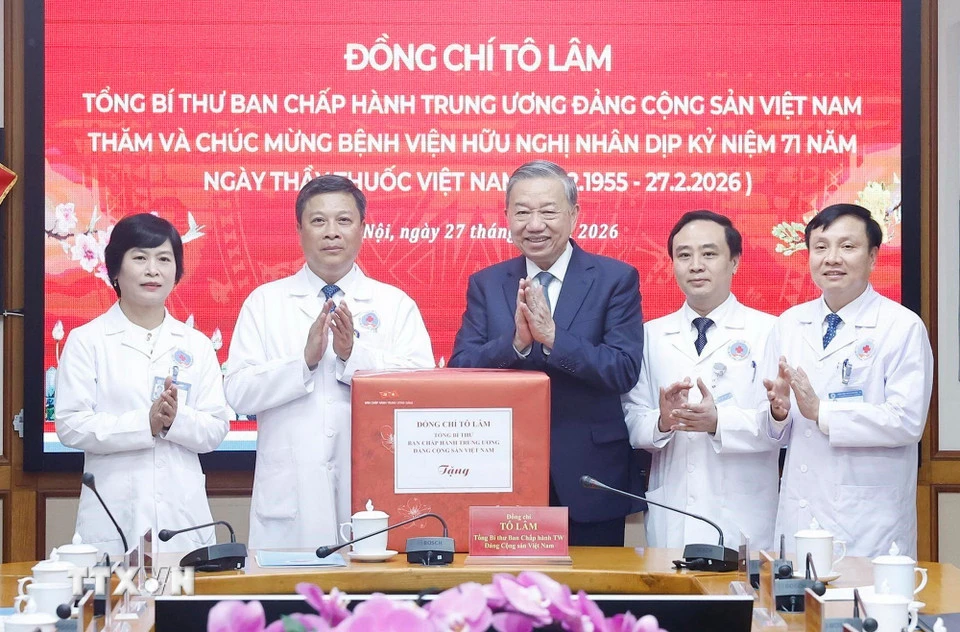 Tổng Bí thư Tô Lâm tặng quà cho cán bộ, Bác sỹ, nhân viên y tế Bệnh viện Hữu nghị. Ảnh: TTXVN tong-bi-thu-to-lam-tham-chuc-mung-can-bo-bac-sy-nhan-vien-y-te-benh-vien-huu-nghi-2.jpg