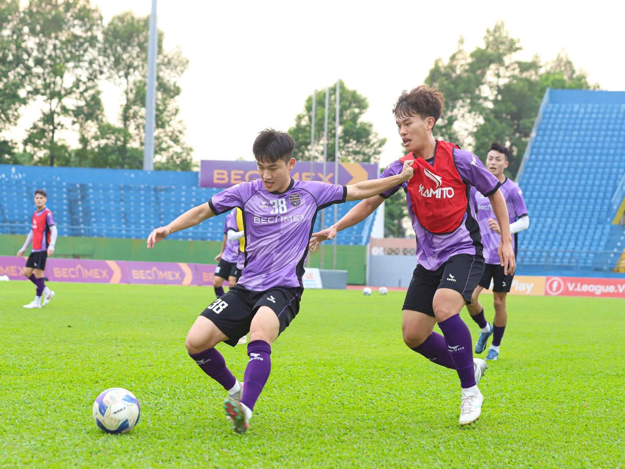 Derby rực lửa, nhóm cuối “nghẹt thở” vì trụ hạng 3 V-League trở lại: Derby rực lửa, nhóm cuối “nghẹt thở” vì trụ hạng - Ảnh 3.