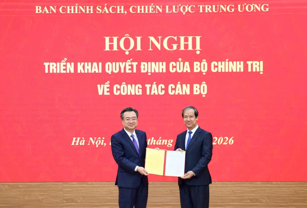 Trưởng Ban Chính sách, chiến lược Trung ương Nguyễn Thanh Nghị trao quyết định cho ông Nguyễn Kim Sơn. Ảnh: CTV bo-chinh-tri-dieu-dong-bo-nhiem-ong-nguyen-kim-son-va-nguyen-sy-hiep-lam-pho-truong-ban-chinh-sach-chien-luoc-trung-uong-3.jpg
