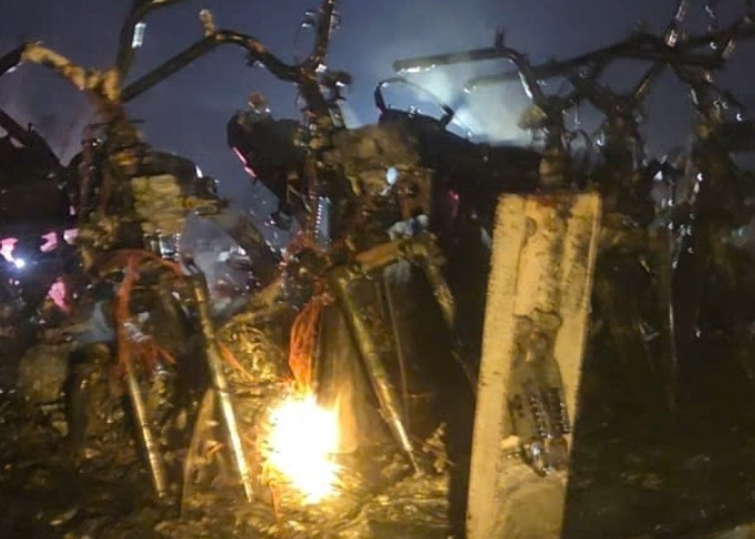 Vụ tài xế bất lực bật khóc vì ô tô chở nhiều xe máy bốc cháy: Tiền đền bù là gánh nặng lớn khi nhà còn 3 con nhỏ, mẹ già đau ốm- Ảnh 3.