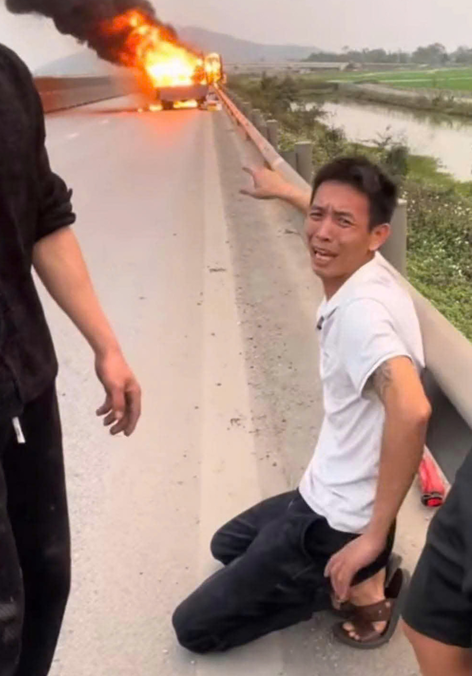 Vụ tài xế bất lực bật khóc vì ô tô chở nhiều xe máy bốc cháy: Tiền đền bù là gánh nặng lớn khi nhà còn 3 con nhỏ, mẹ già đau ốm- Ảnh 4.