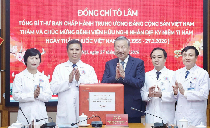 Tổng Bí thư Tô Lâm và cán bộ y bác sĩ Bệnh viện Hữu Nghị. Ảnh: TTXVN