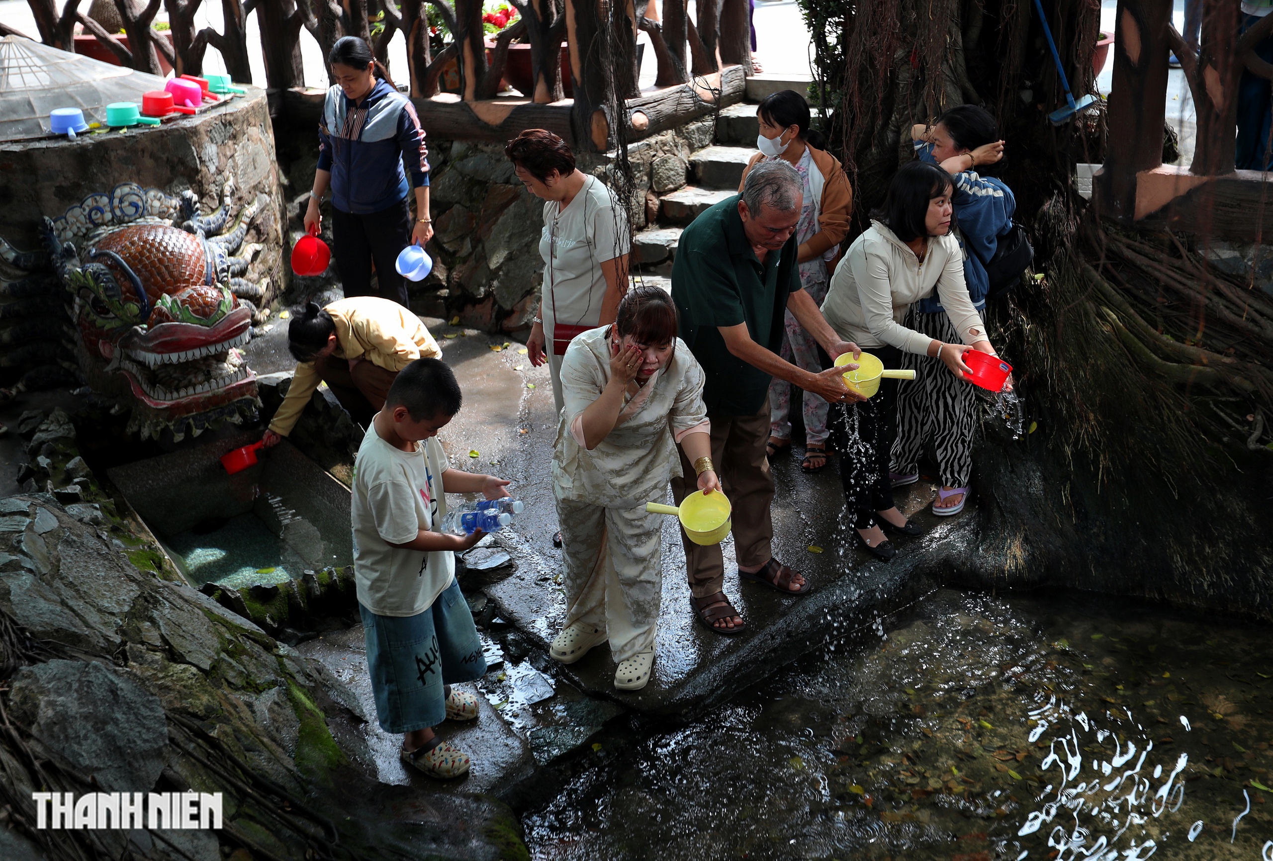 Nhộn nhịp người lấy 'lộc nước' từ mạch nước ngầm trăm năm ở TP.HCM- Ảnh 2.