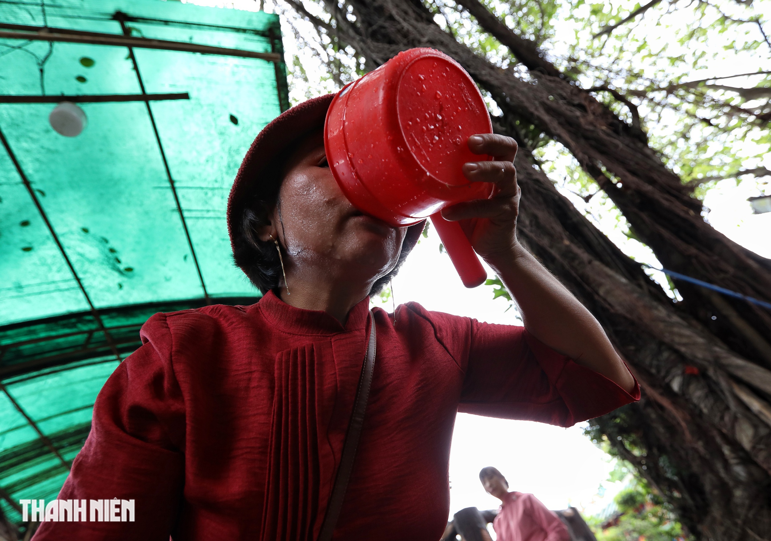 Nhộn nhịp người lấy 'lộc nước' từ mạch nước ngầm trăm năm ở TP.HCM- Ảnh 7.