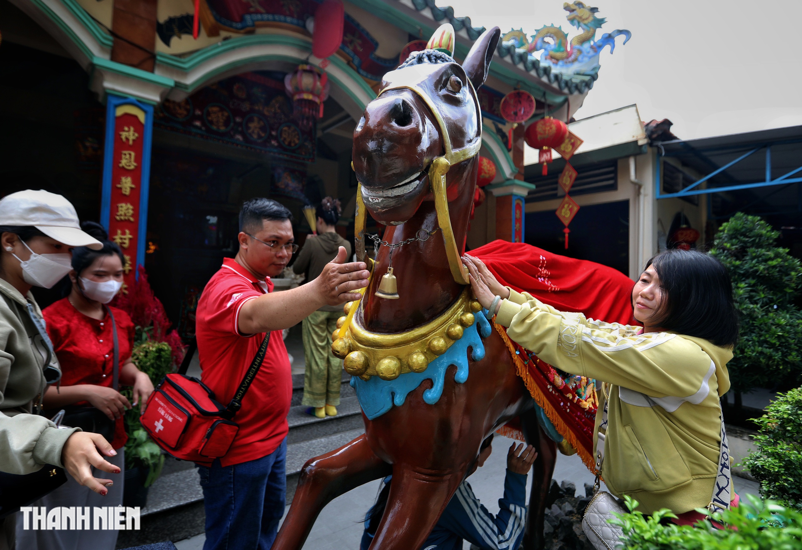 Nhộn nhịp người lấy 'lộc nước' từ mạch nước ngầm trăm năm ở TP.HCM- Ảnh 10.