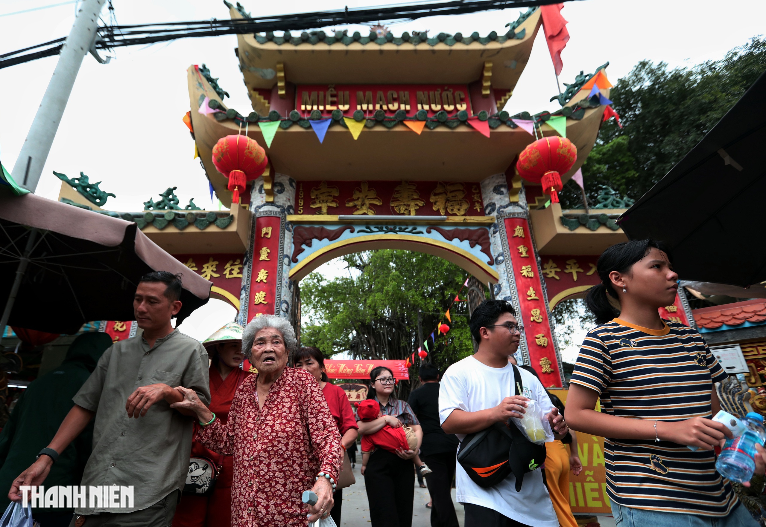 Nhộn nhịp người lấy 'lộc nước' từ mạch nước ngầm trăm năm ở TP.HCM- Ảnh 12.