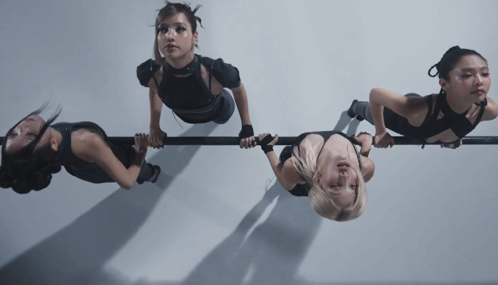 Rosé khoe ngực bạo nhất trong MV mới, vòng 1 khiêm tốn thì có sao!- Ảnh 6.