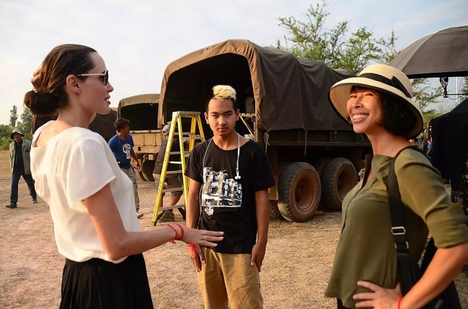 Maddox (giữa) và mẹ trò chuyện cùng tác giả Loung Ung tại địa điểm quay phim First They Killed My Father. Ảnh: Netflix