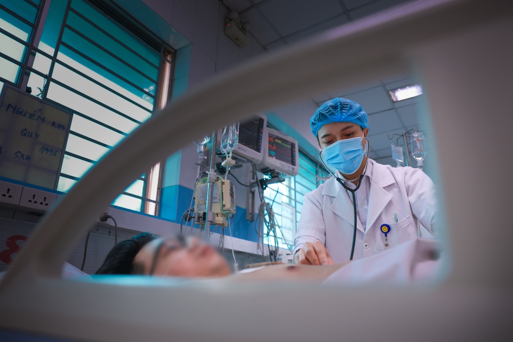 “Những thiên thần áo trắng” căng mình giành lại sự sống cho người bệnh sốt xuất huyết Dengue - 3