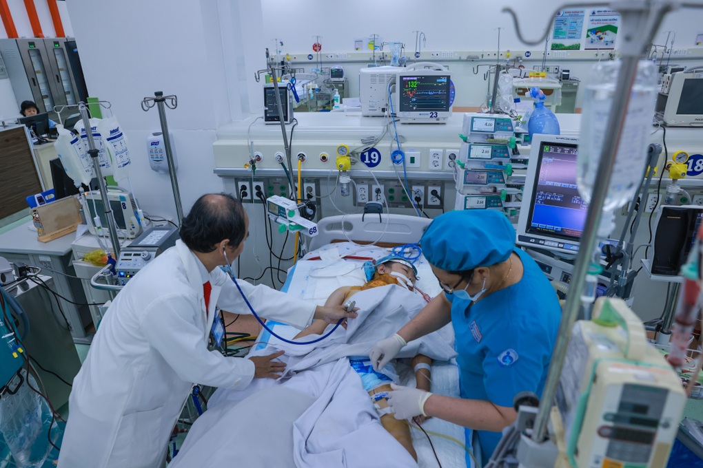 “Những thiên thần áo trắng” căng mình giành lại sự sống cho người bệnh sốt xuất huyết Dengue - 4