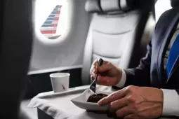 Bữa ăn cao cấp trên máy bay bị chê như 'thịt in 3D', hãng phải xin lỗi