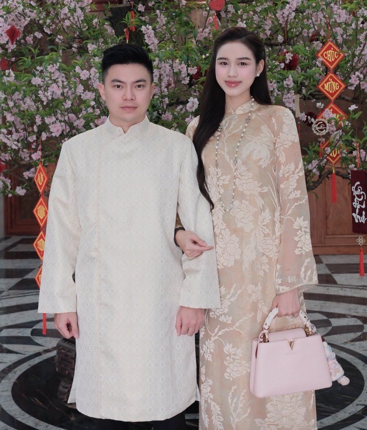 Học vấn chồng thiếu gia của 2 hoa hậu Việt Nam nổi tiếng 5 Vợ chồng Đỗ Thị Hà đang tận hưởng cuộc sống vợ chồng son.