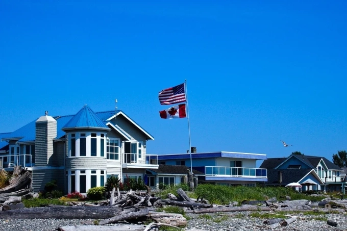 Một ngôi nhà ở Point Roberts treo cả quốc kỳ Mỹ lẫn Canada. Ảnh: Points Guy