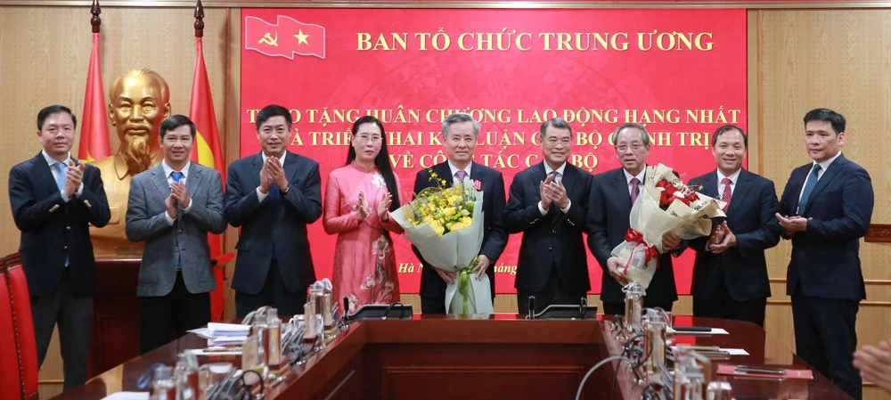Lãnh đạo Ban Tổ chức Trung ương chúc mừng ông Hoàng Đăng Quang và ông Nguyễn Quang Dương hoàn thành nhiệm vụ. Ảnh: TẠP CHÍ CỘNG SẢN hai-pho-ban-to-chuc-trung-uong-nghi-cong-tac.jpeg