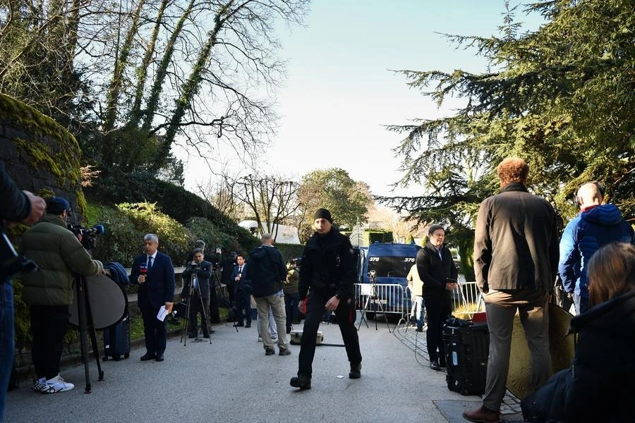 Phóng viên truyền thông và lực lượng an ninh chờ bên ngoài nơi ở của Đại sứ Oman tại Geneva, Thụy Sĩ, ngày 26-2. Ảnh: Tân Hoa Xã mỹ iran.jpg