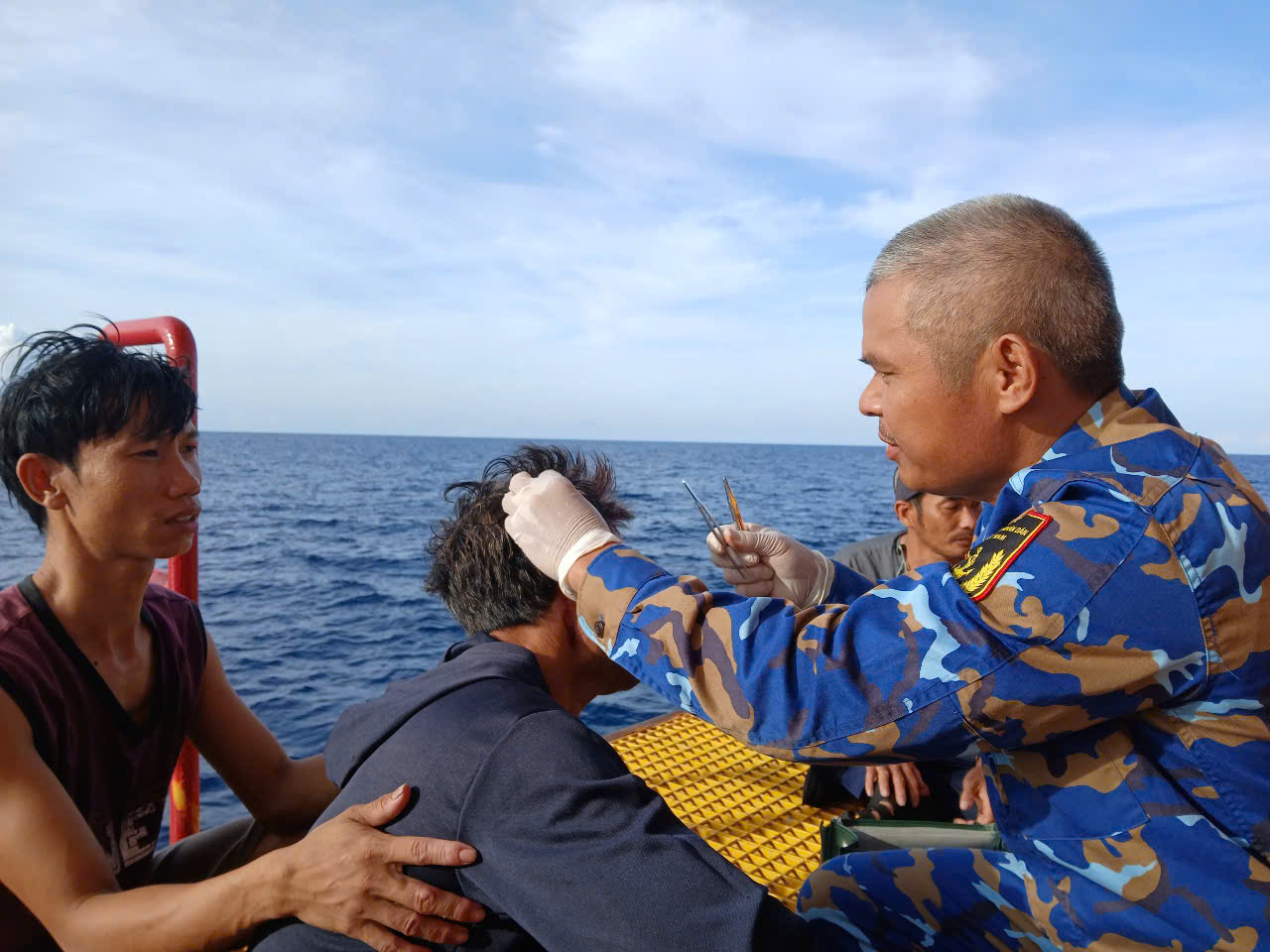 Vùng 2 Hải quân hỗ trợ ngư dân bám biển: Điểm tựa vững chắc giữa trùng khơi - Ảnh 2. Vùng 2 Hải quân hỗ trợ ngư dân bám biển: Điểm tựa vững chắc giữa trùng khơi - Ảnh 2.