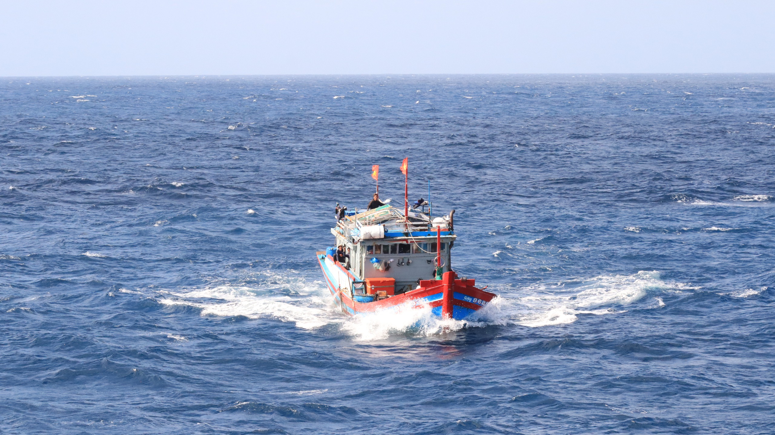 Vùng 2 Hải quân hỗ trợ ngư dân bám biển: Điểm tựa vững chắc giữa trùng khơi - Ảnh 4. Vùng 2 Hải quân hỗ trợ ngư dân bám biển: Điểm tựa vững chắc giữa trùng khơi - Ảnh 4.