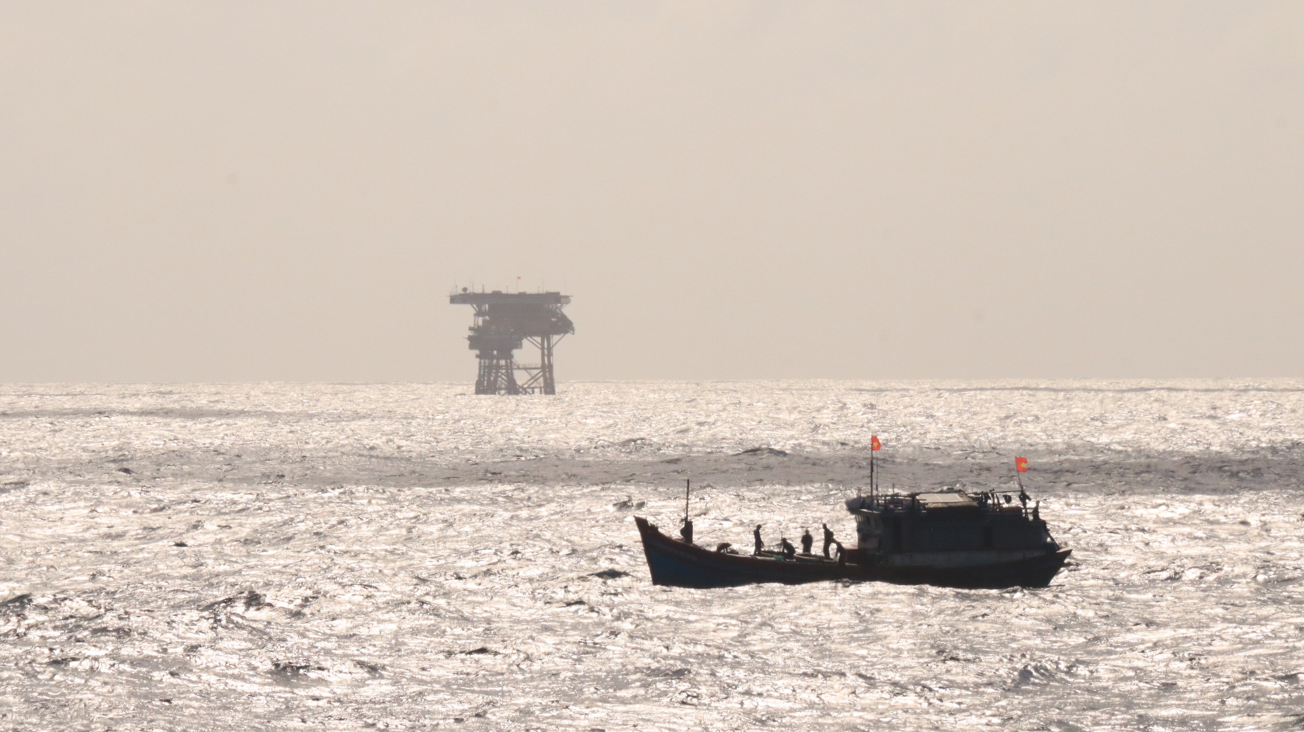 Vùng 2 Hải quân hỗ trợ ngư dân bám biển: Điểm tựa vững chắc giữa trùng khơi - Ảnh 7. Vùng 2 Hải quân hỗ trợ ngư dân bám biển: Điểm tựa vững chắc giữa trùng khơi - Ảnh 7.