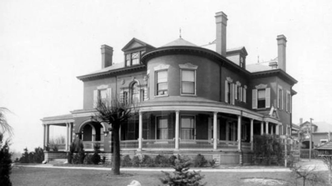 Dinh thự Cung điện cẩm thạch được trang trí bằng những tác phẩm nghệ thuật, tượng điêu khắc đắt tiền và một bể bơi trong nhà kiểu Hy Lạp khổng lồ. Ảnh: CHPL