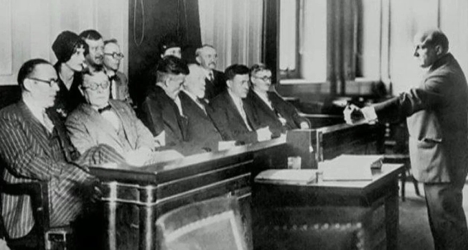 George Remus (bìa phải) tự bào chữa trước tòa. Ảnh: Smartblend