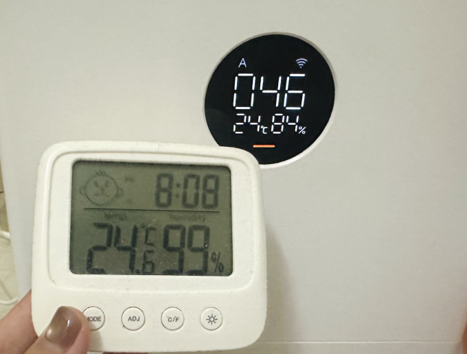 Máy lọc, máy hút ẩm luôn phải hoạt động hết công suất do độ ẩm luôn cao trên 80%. Ảnh: Nhân vật cung cấp