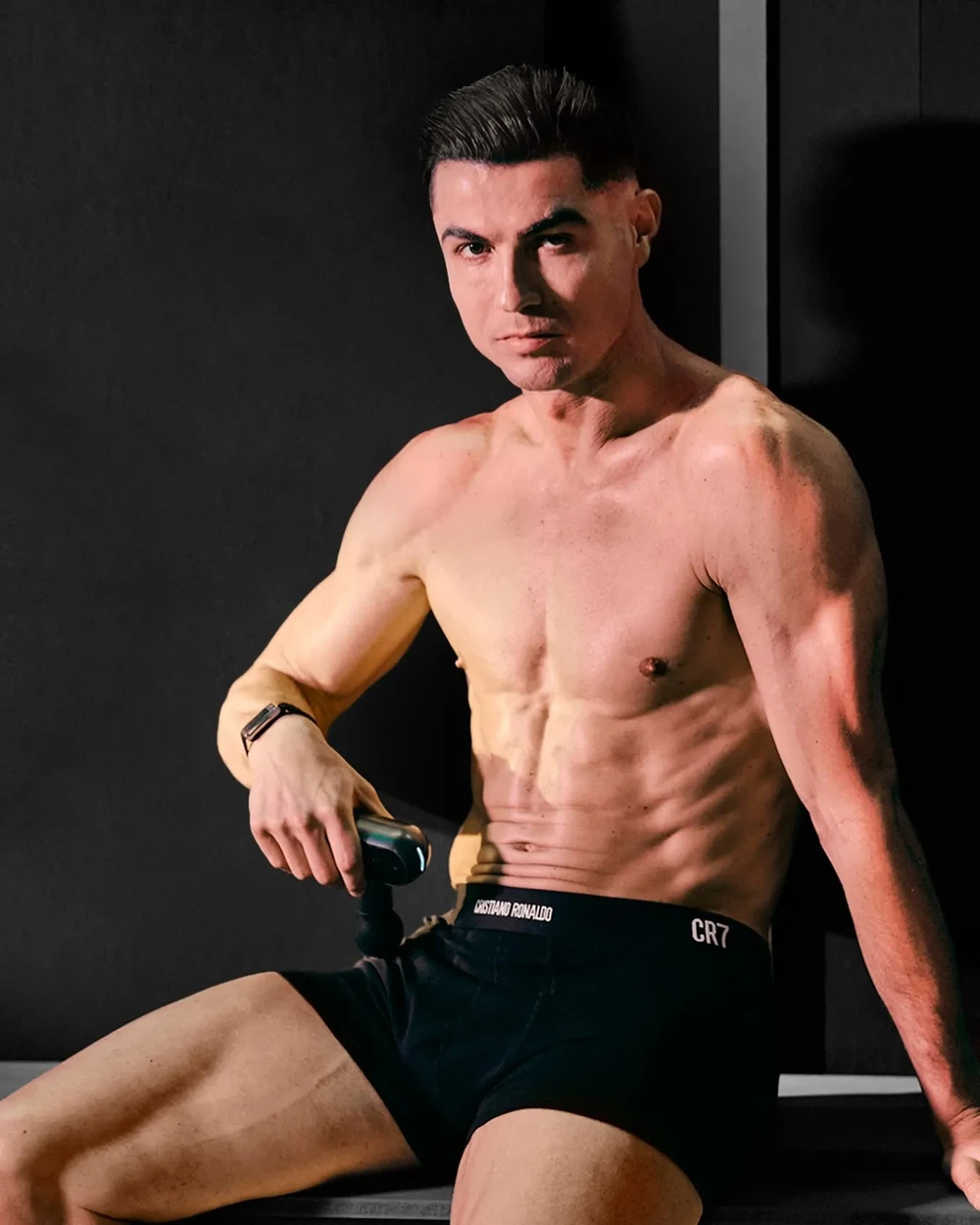 Ronaldo không hề chần chừ cởi bỏ quần áo để quảng cáo máy massage cầm tay. Nguồn: Instagram @avacr7 de-che-kinh-doanh-khong-lo-cua-ronaldo-4.jpg