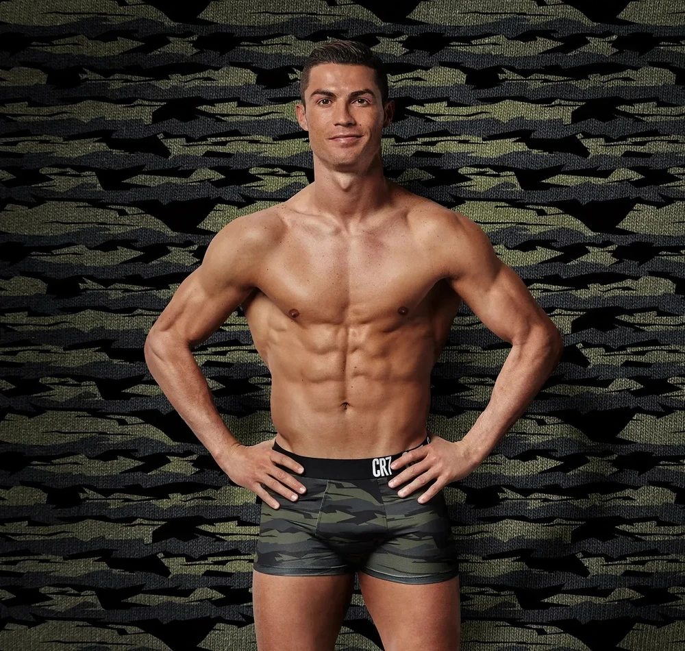 Ronaldo trông không quá thất vọng khi phải làm người mẫu cho việc này. (Nguồn ảnh: Handout) de-che-kinh-doanh-khong-lo-cua-ronaldo-6.jpg
