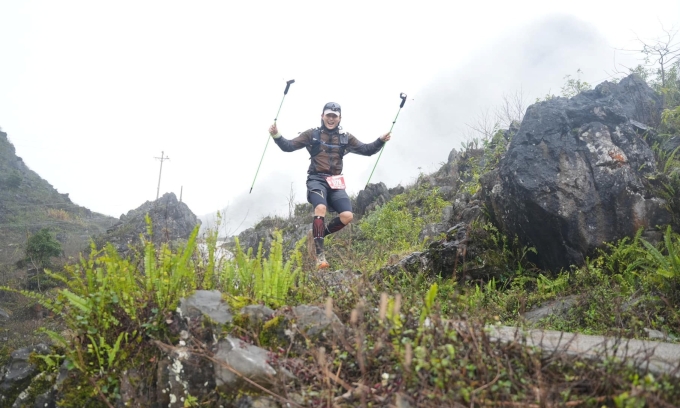 Bảo Châu trên cung đường đèo tại một giải chạy ở Hà Giang năm 2025.