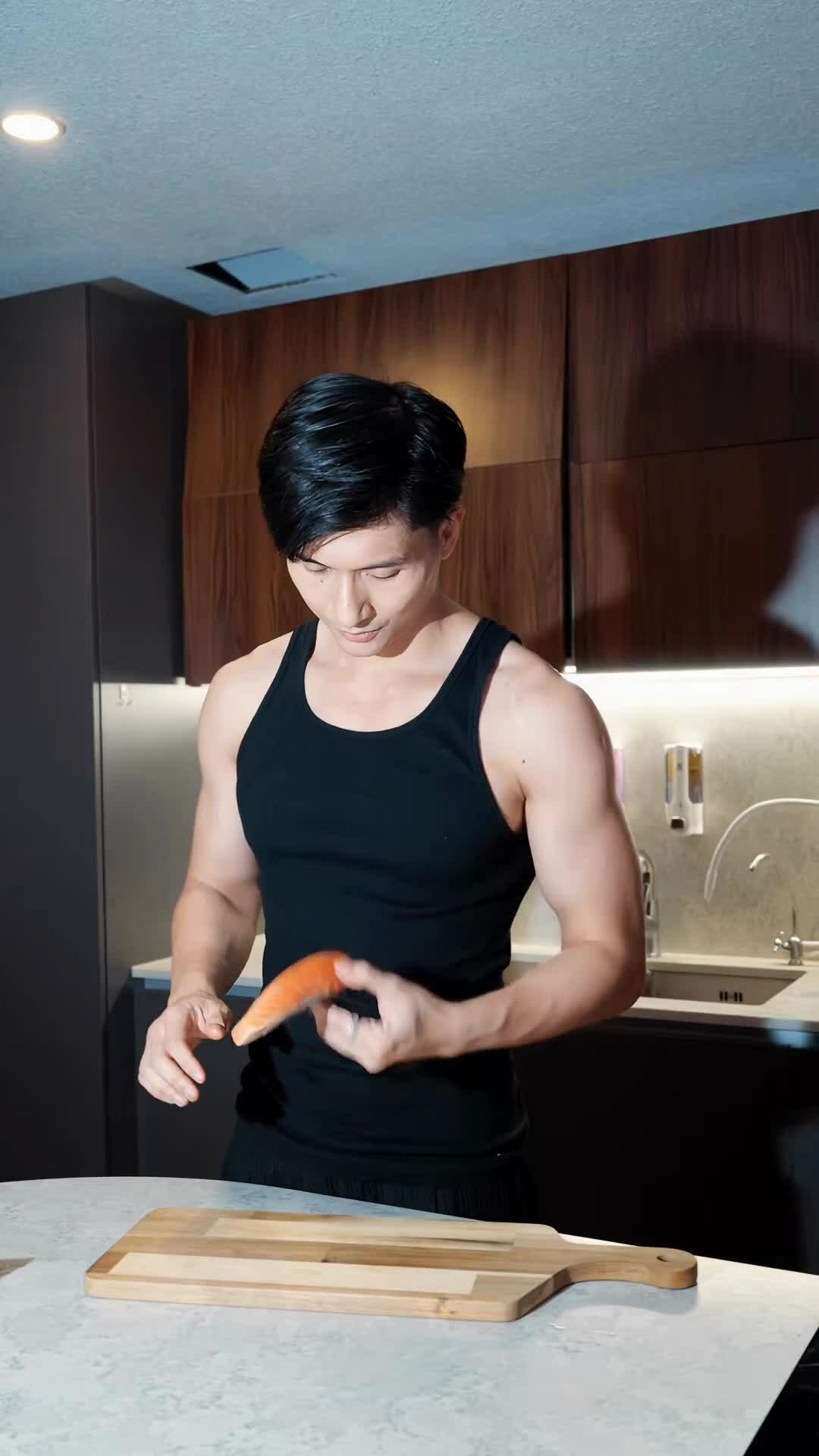 Lâm Bảo Châu thực hiện món ăn bổ trợ cho việc tập luyện thể thao 