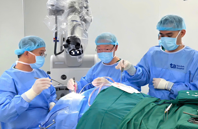 Các bác sĩ đang phẫu thuật loại bỏ u não bằng robot AI Modus V Synaptive cho Hoàng. Ảnh: Bệnh viện cung cấp