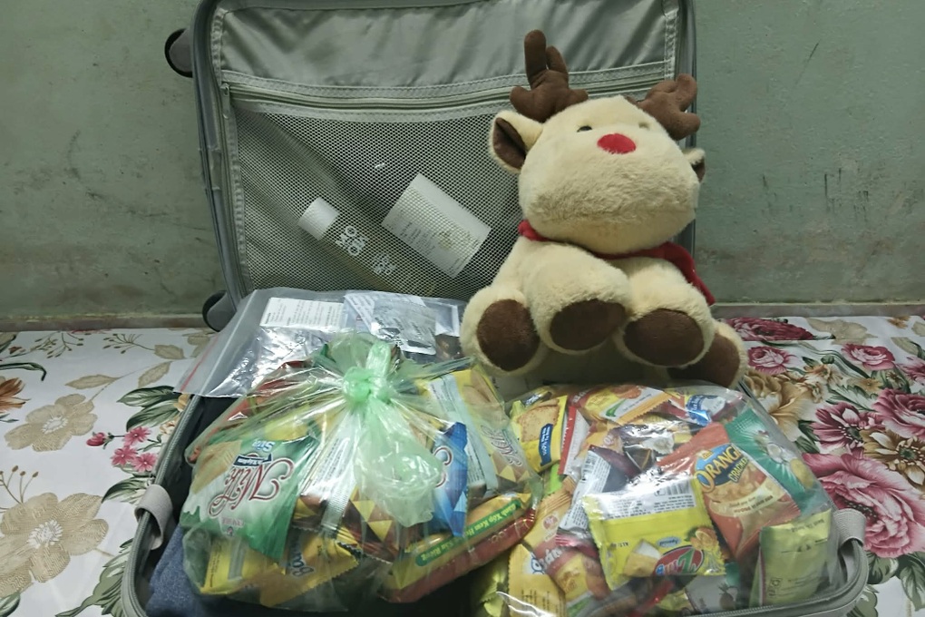 Trở lại TPHCM sau Tết, sinh viên ứa nước mắt khi mở vali - 2