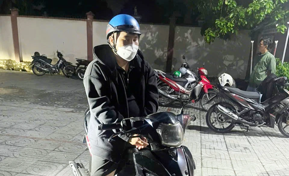 Thông bị bắt khi đang trên đường tiếp tục gây án. Ảnh: CA Trinh sát mật phục bắt nam thanh niên đâm kim tiêm vào đùi nữ sinh ở Bình Dương