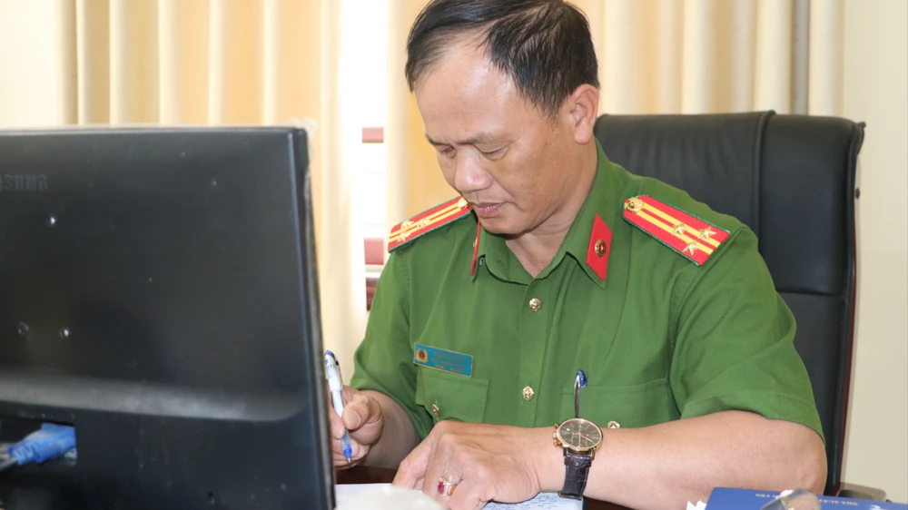 Thượng tá Phạm Văn Tơn mong được truyền lại kinh nghiệm thực tiễn trong việc đấu tranh, phòng chống tội phạm ma tuý sau khi nghỉ hưu. Ảnh: VÕ TÙNG ton-2.JPG