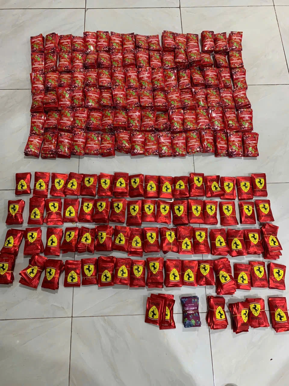 Số lượng lớn ma túy bị công an thu giữ. Ảnh: CA ong-trum-23-tuoi-dieu-hanh-duong-day-ma-tuy-xuyen-quoc-gia-nhu-the-nao (4).jpg