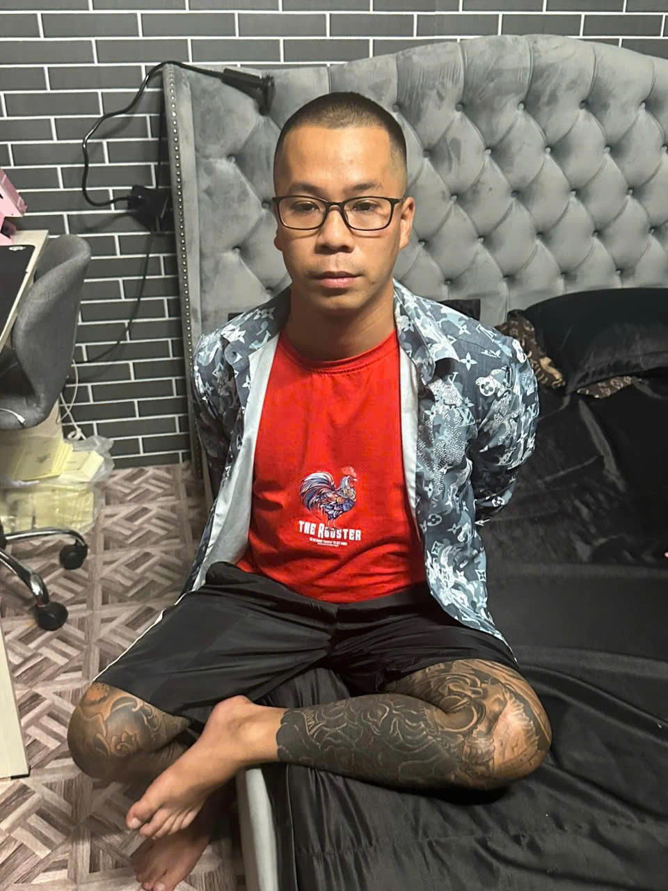 Mai Lê Chí Hiếu bị bắt giữ. Ảnh: CA ong-trum-23-tuoi-dieu-hanh-duong-day-ma-tuy-xuyen-quoc-gia-nhu-the-nao (5).jpg