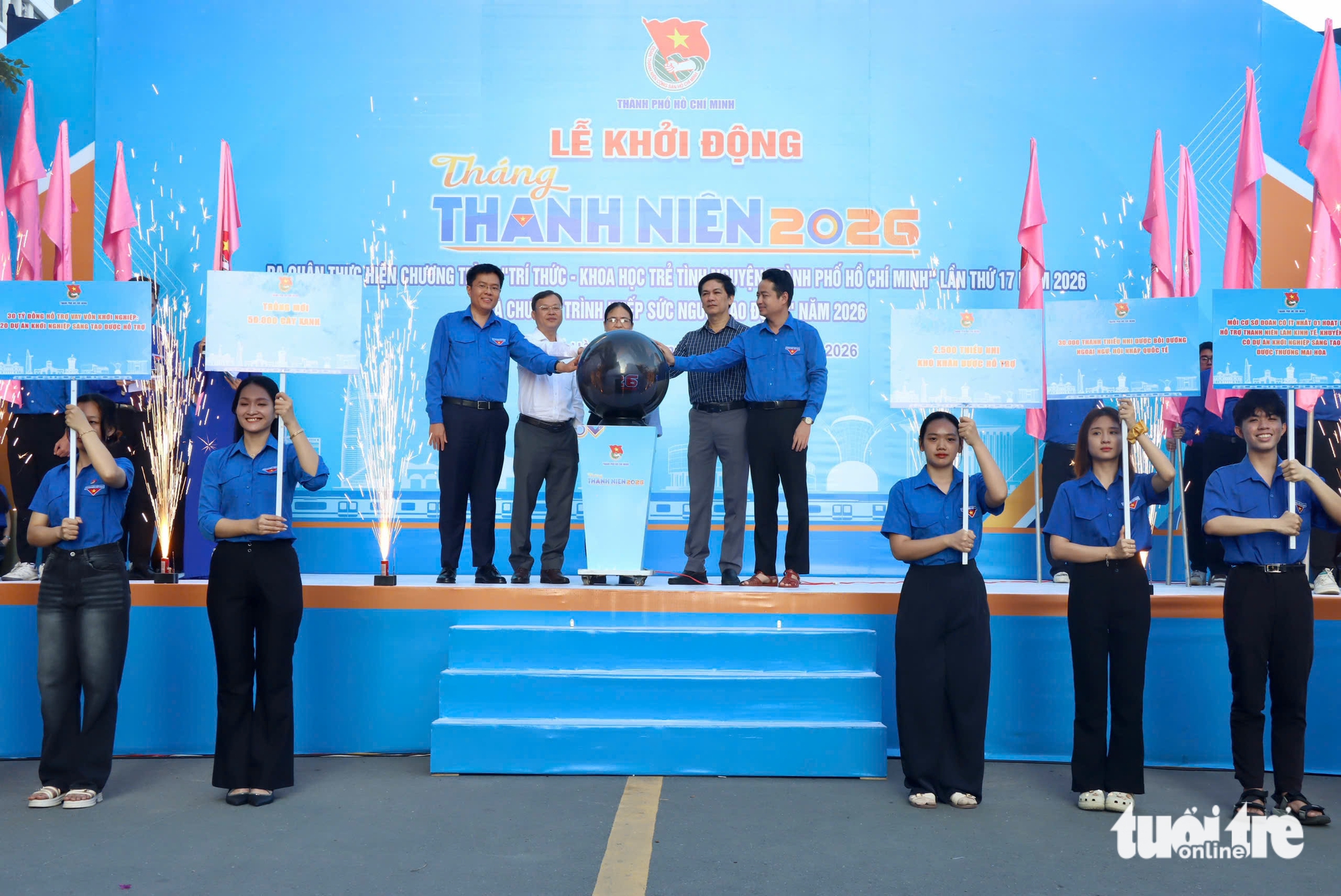 Ra quân Tháng thanh niên 2026, gen Z TP.HCM khơi thông rạch, tiếp sức công nhân 2 Tháng thanh niên - Ảnh 2.