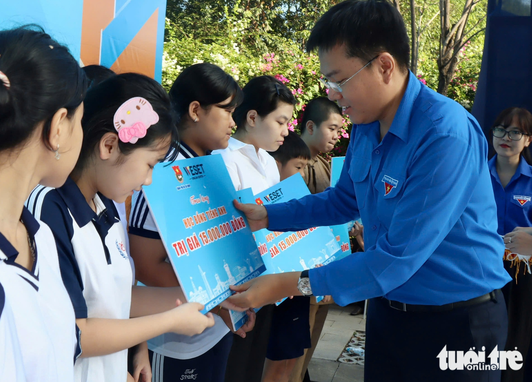 Ra quân Tháng thanh niên 2026, gen Z TP.HCM khơi thông rạch, tiếp sức công nhân 5 Tháng thanh niên - Ảnh 4.