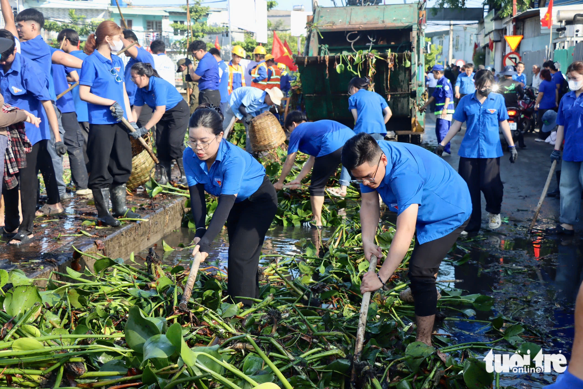 Ra quân Tháng thanh niên 2026, gen Z TP.HCM khơi thông rạch, tiếp sức công nhân 8 Tháng thanh niên - Ảnh 7.