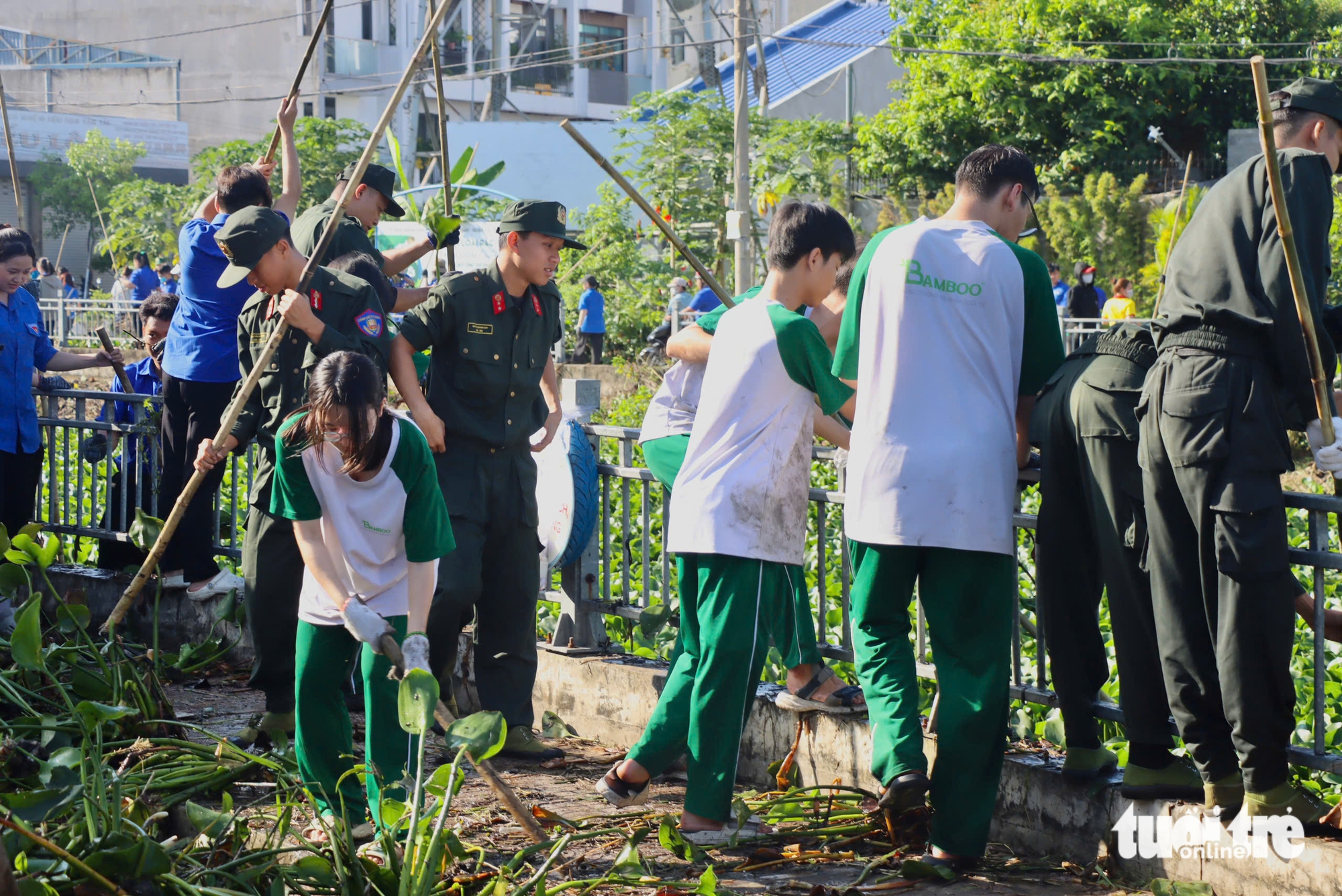 Ra quân Tháng thanh niên 2026, gen Z TP.HCM khơi thông rạch, tiếp sức công nhân 9 Tháng thanh niên - Ảnh 8.