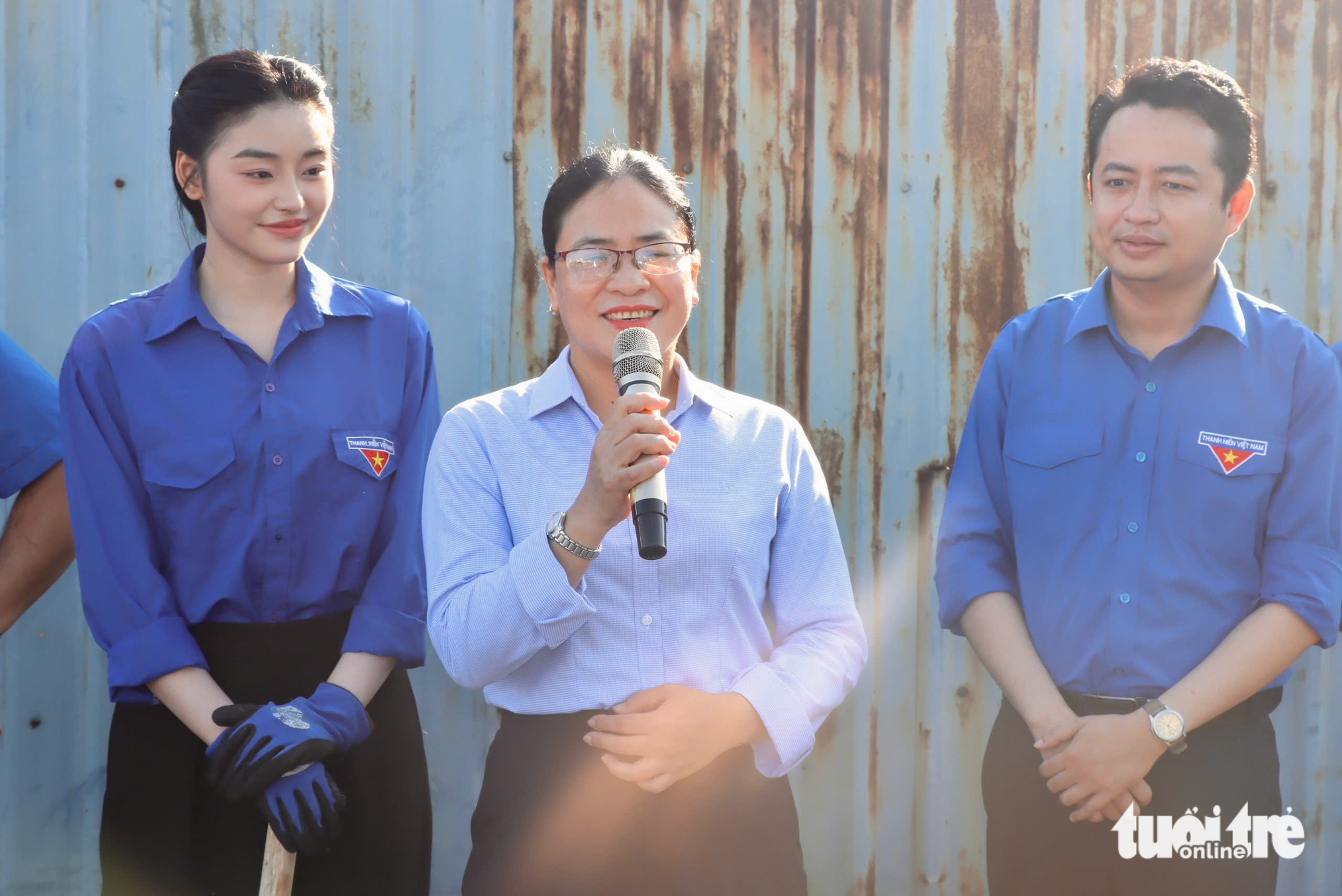 Ra quân Tháng thanh niên 2026, gen Z TP.HCM khơi thông rạch, tiếp sức công nhân 10 Tháng thanh niên - Ảnh 9.