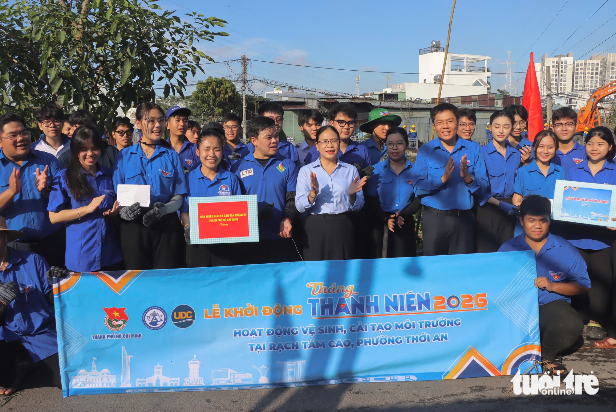 Ra quân Tháng thanh niên 2026, gen Z TP.HCM khơi thông rạch, tiếp sức công nhân 11 Tháng thanh niên - Ảnh 10.
