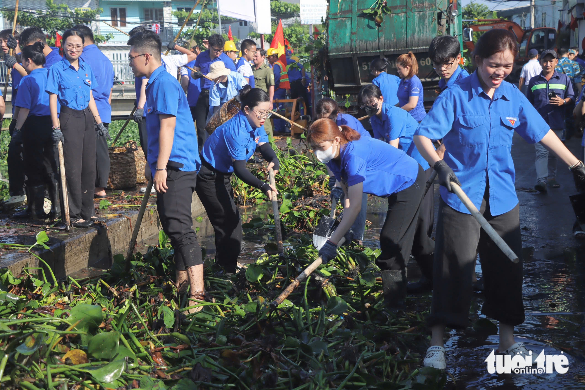 Ra quân Tháng thanh niên 2026, gen Z TP.HCM khơi thông rạch, tiếp sức công nhân 12 Tháng thanh niên - Ảnh 11.