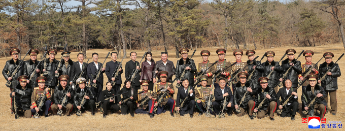 Ông Kim Jong-un và con gái chụp ảnh cùng các quan chức được tặng súng. Ảnh: KCNA