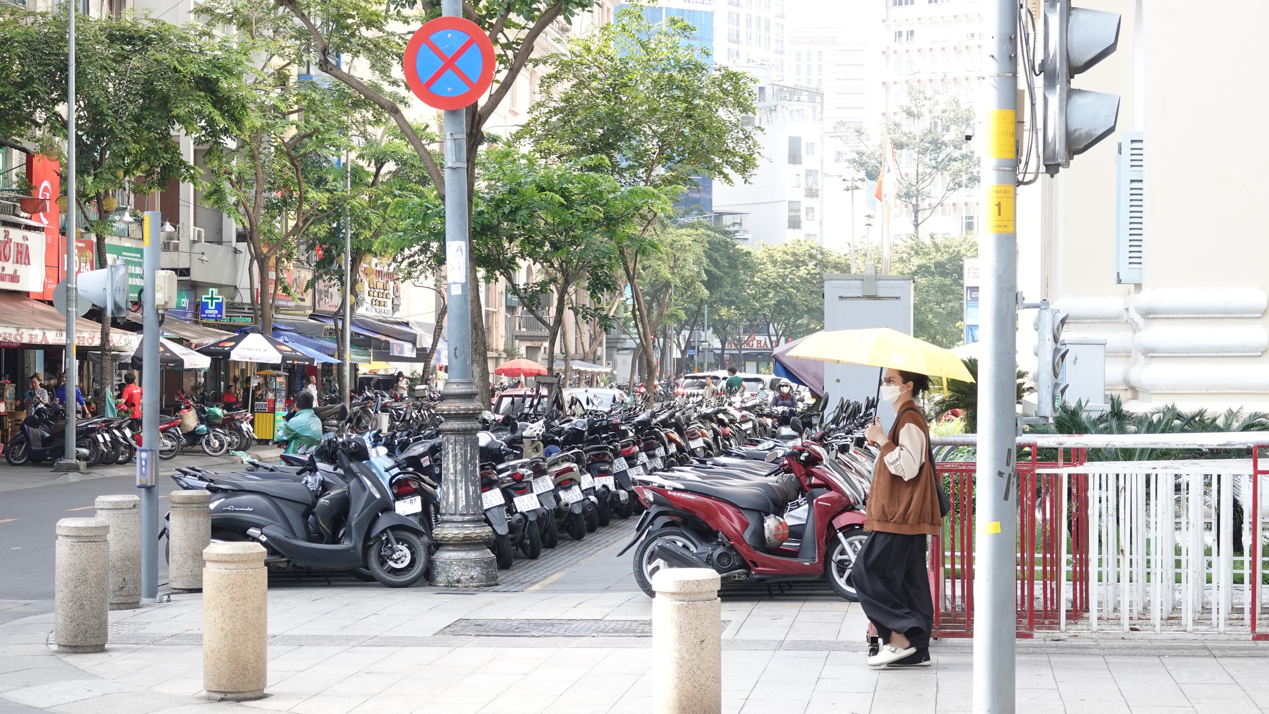 Không cho buôn bán, kinh doanh 2 TP.HCM hướng dẫn thu phí vỉa hè: Không cho buôn bán, kinh doanh - Ảnh 2.