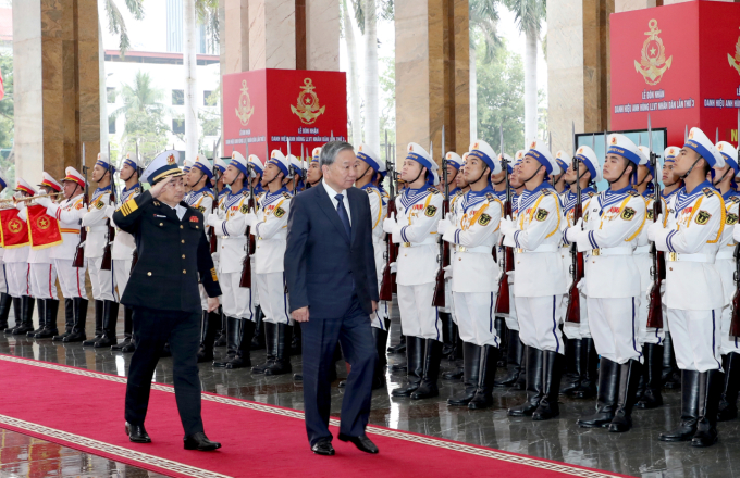 Tổng Bí thư Tô Lâm duyệt đội danh dự Hải quân nhân dân Việt Nam. Ảnh: Quân chủng Hải quân
