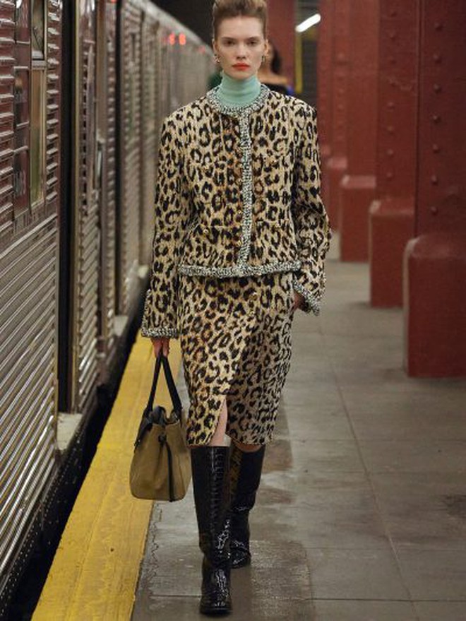 Họa tiết chấm bi, da báo gây bão từ street style thế giới đến công sở Việt- Ảnh 4.
